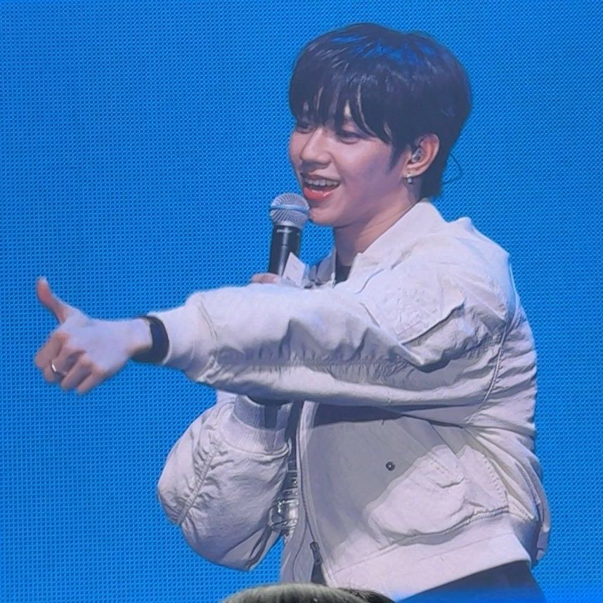 A moment captured by JL (AHOF)'s fan