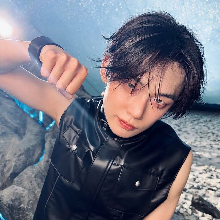 然竣 (TOMORROW X TOGETHER)的最新照片