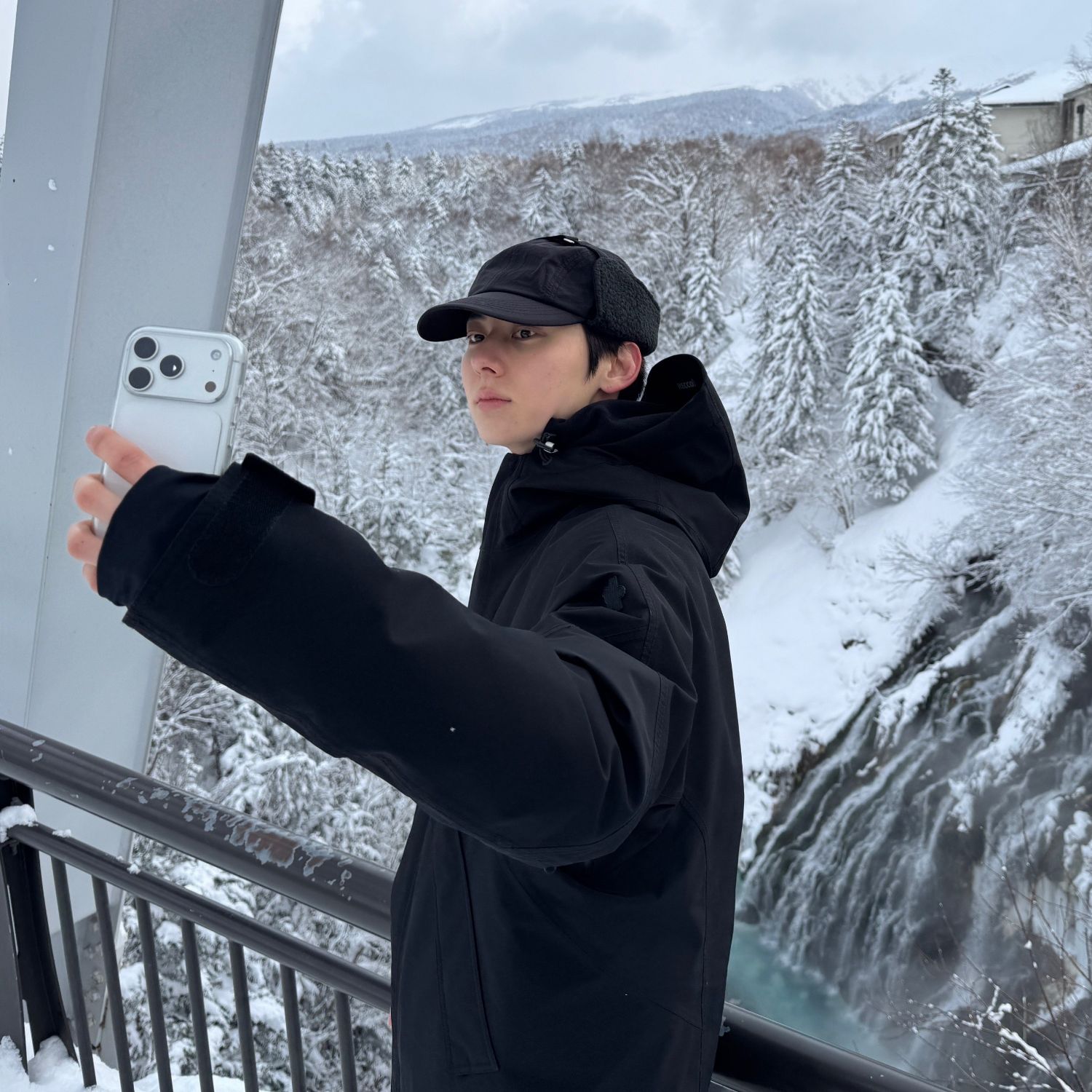 Behind-the-scenes cut of Hwang Minhyun