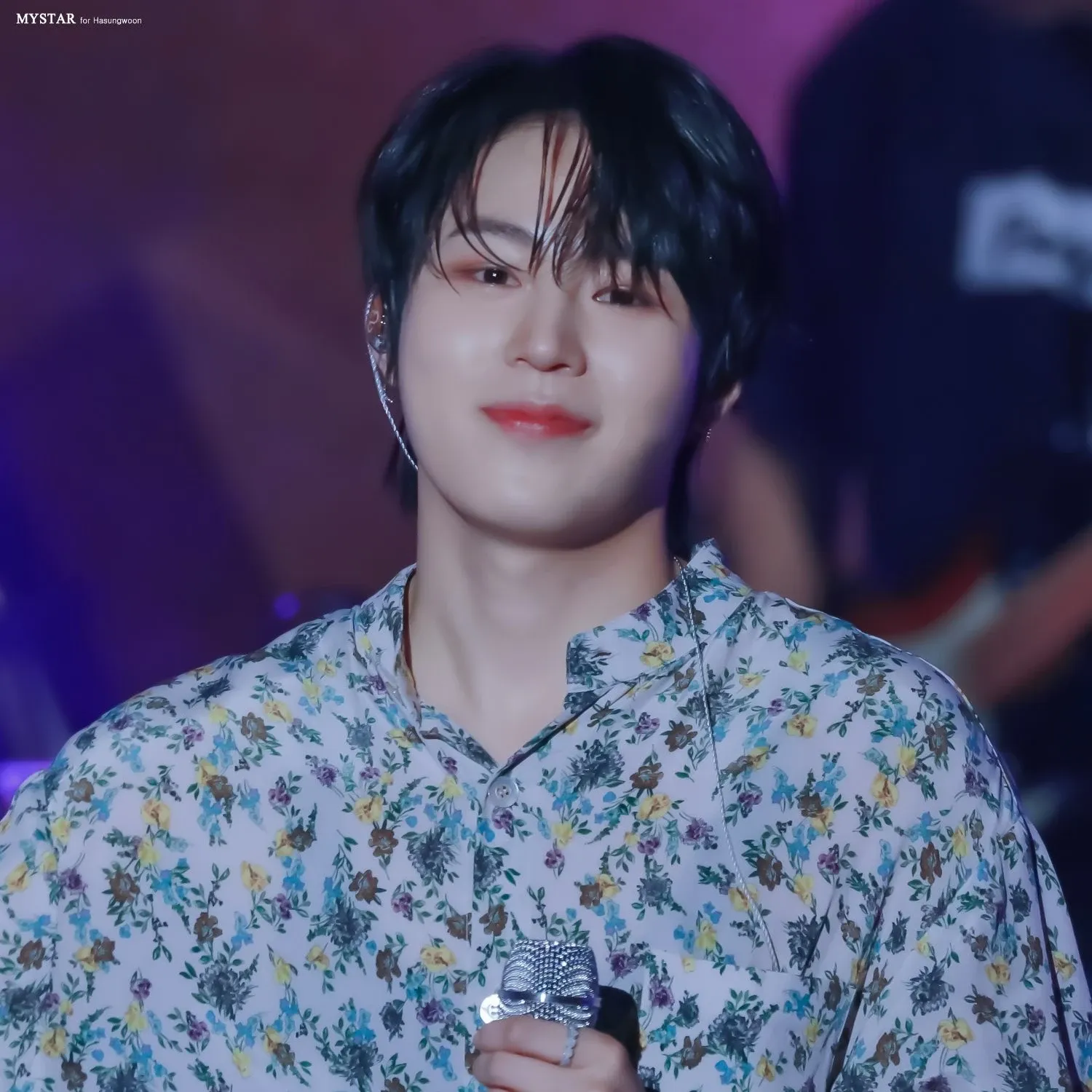 A moment captured by Ha Sungwoon's fan