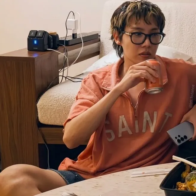 제이홉 (방탄소년단)의 최신 사진