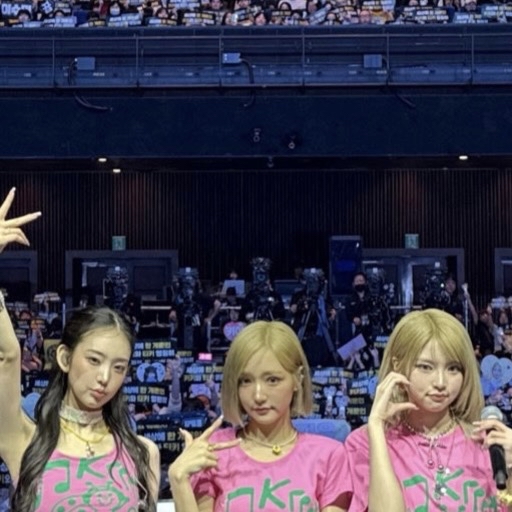 Behind-the-scenes cut of KiiiKiii