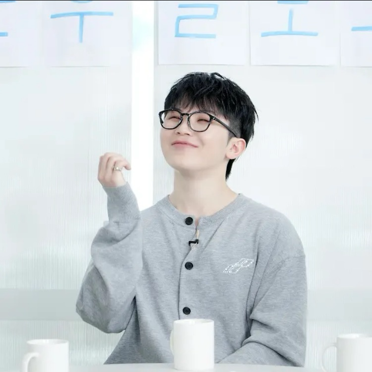 A moment captured by Woozi (SEVENTEEN)'s fan