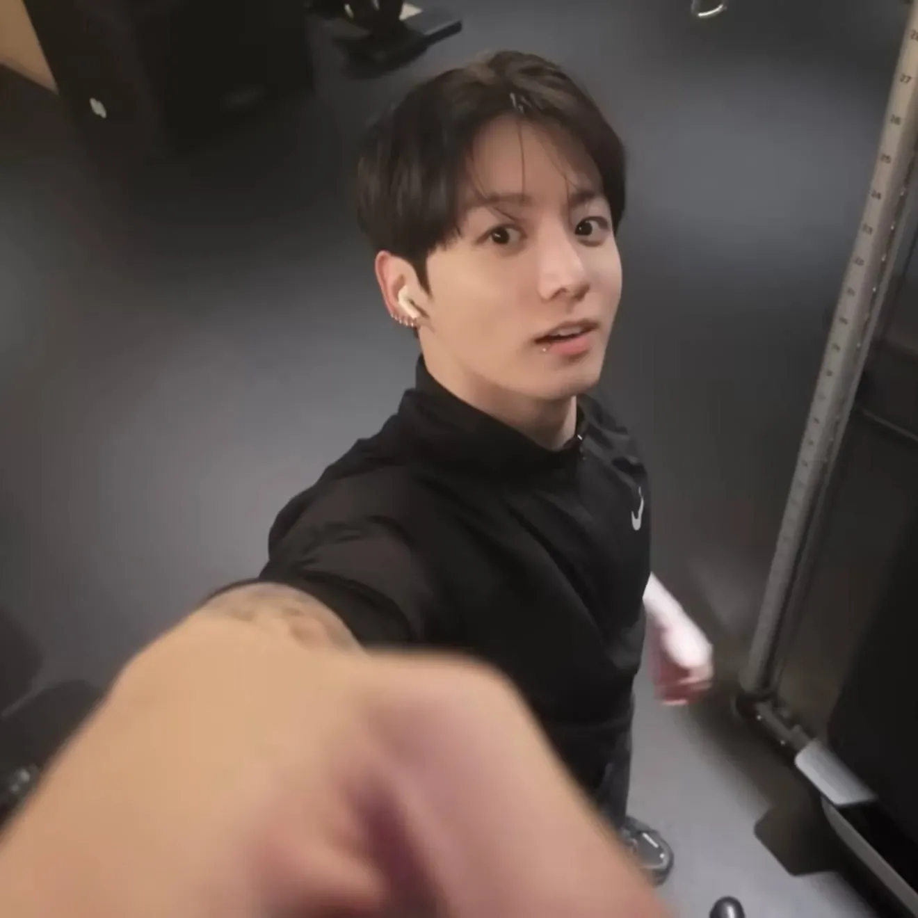 Foto aktivitas terbaru Jungkook (BTS)