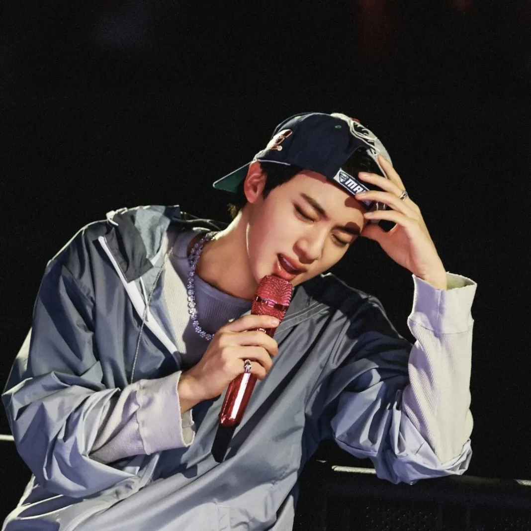 Momen yang diabadikan oleh penggemar Jin (BTS)