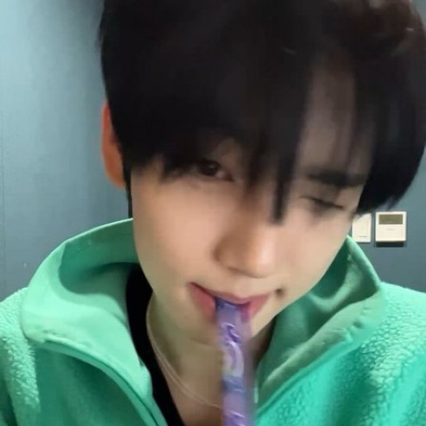 A moment captured by Han Yujin's fan