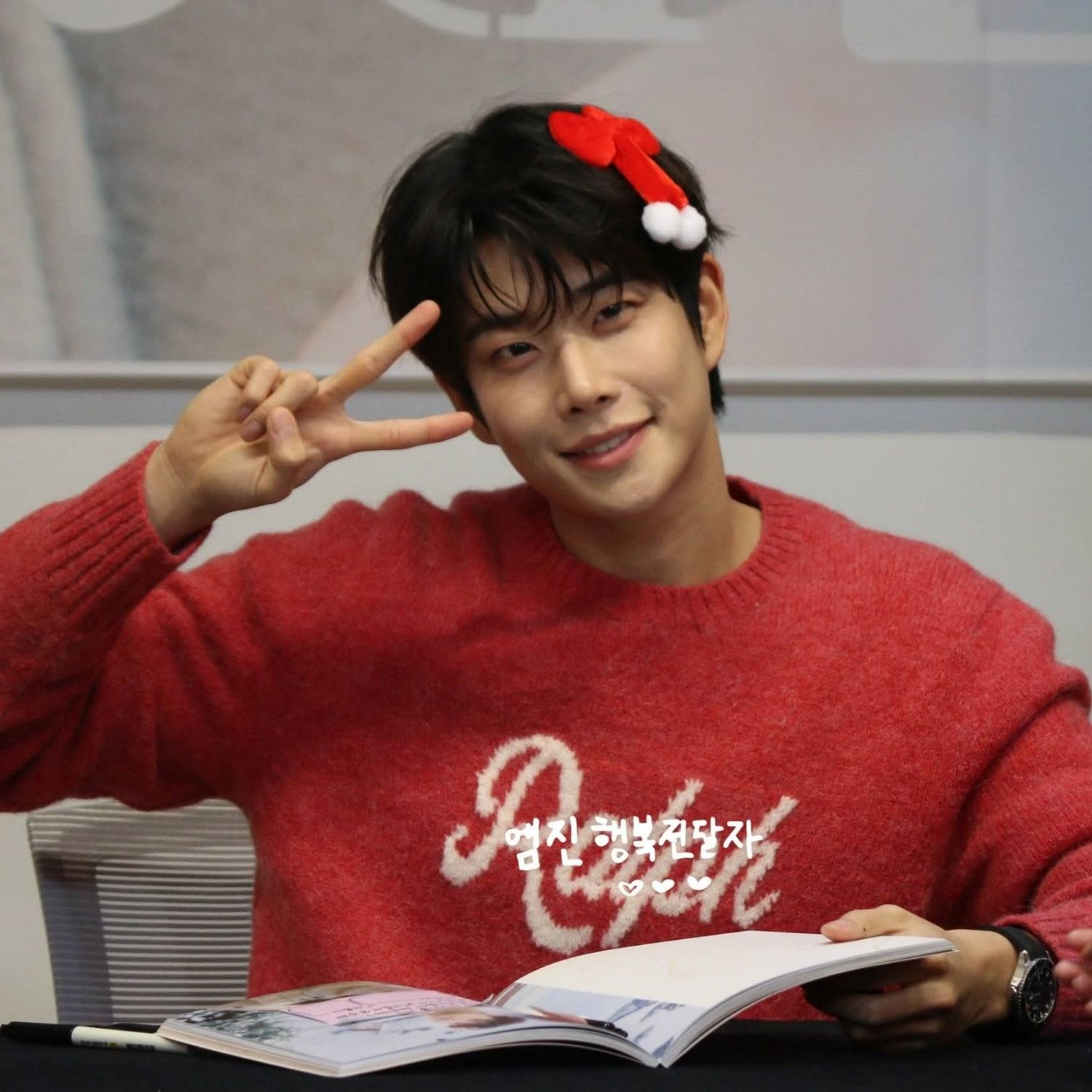 A moment captured by MJ (ASTRO)'s fan