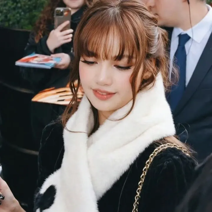 Momen yang diabadikan oleh penggemar Lisa (BLACKPINK)