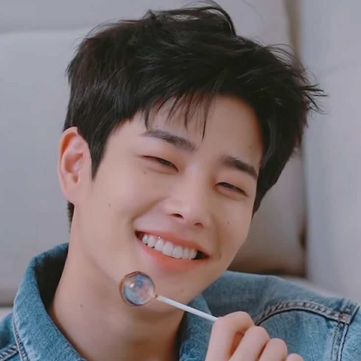 A moment captured by MJ (ASTRO)'s fan