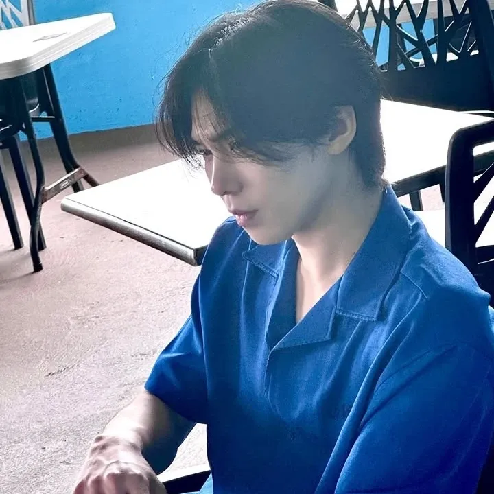 A moment captured by Rocky's fan