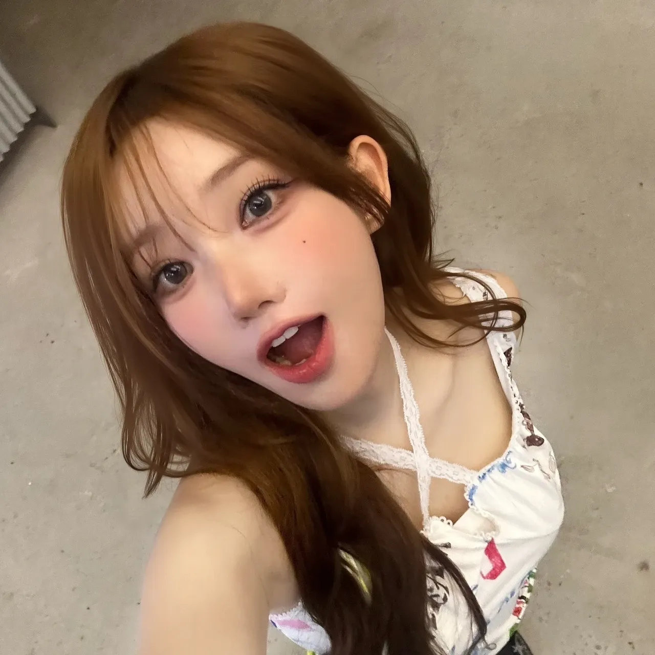 Behind-the-scenes cut of Magenta (QWER)