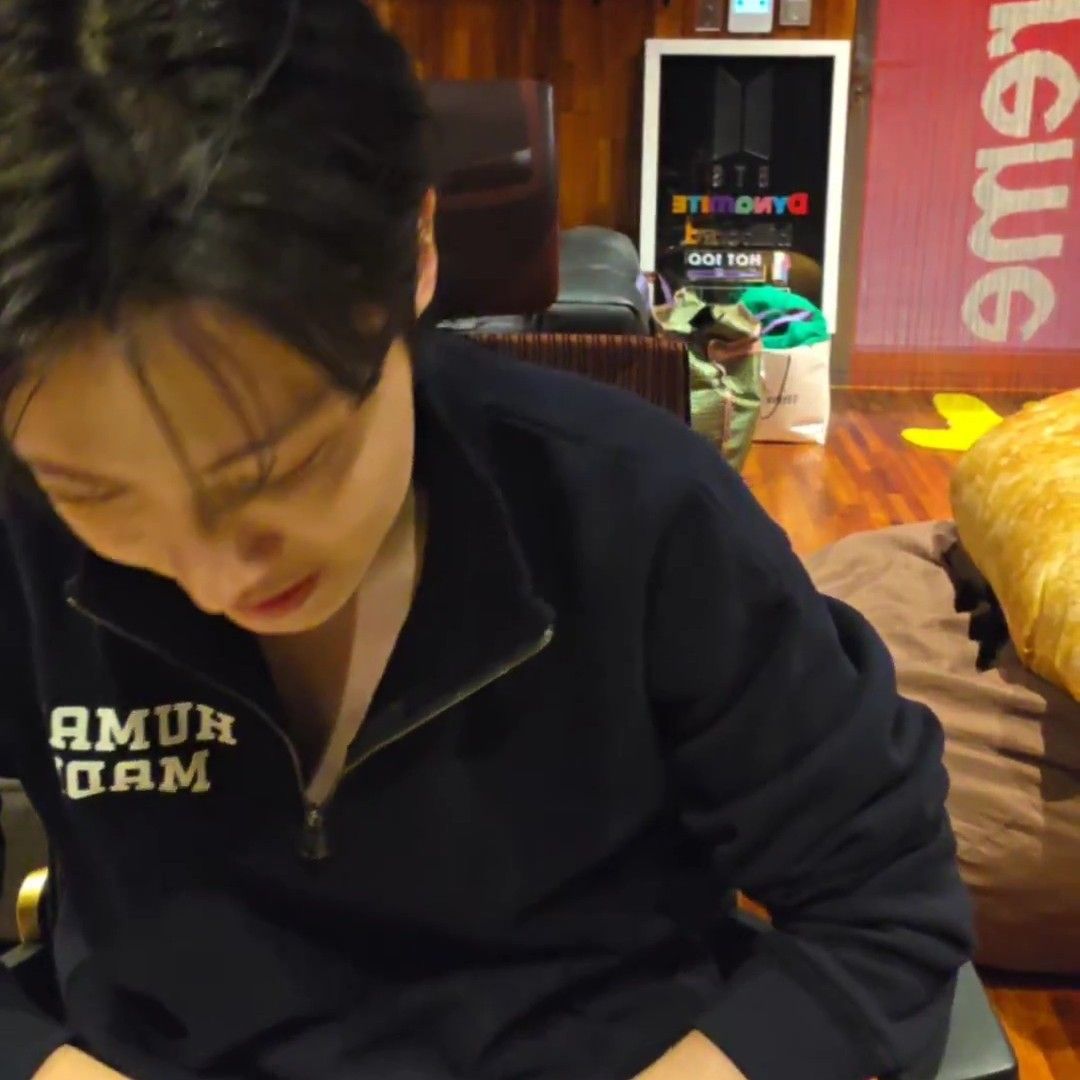 Foto terbaru j-hope (BTS)