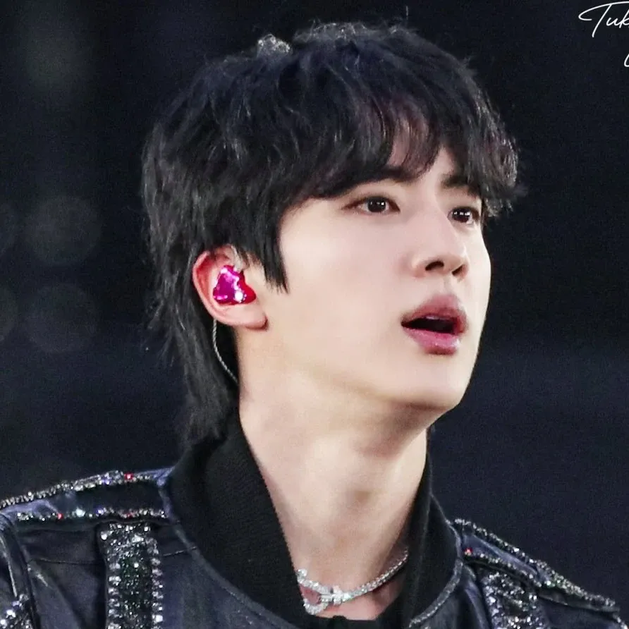 Foto aktivitas terbaru Jin (BTS)