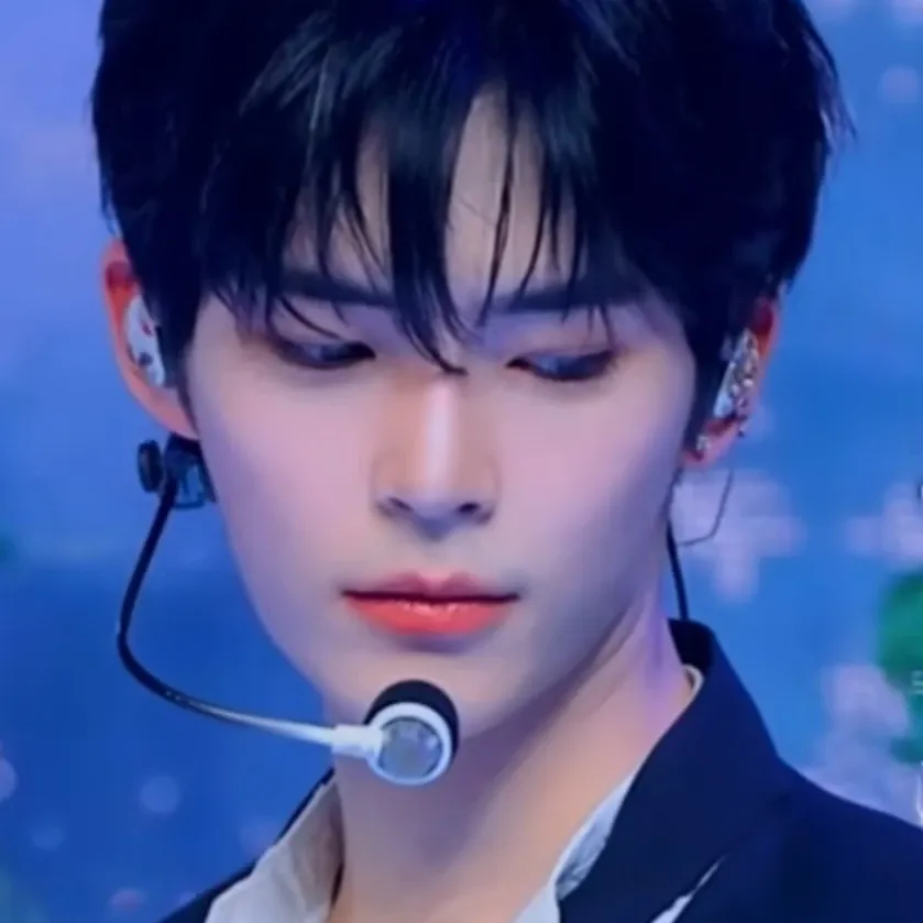 A moment captured by Sung Hanbin (ZEROBASEONE)'s fan