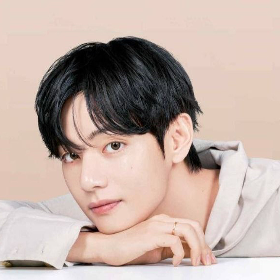 V (防彈少年團)的最新照片