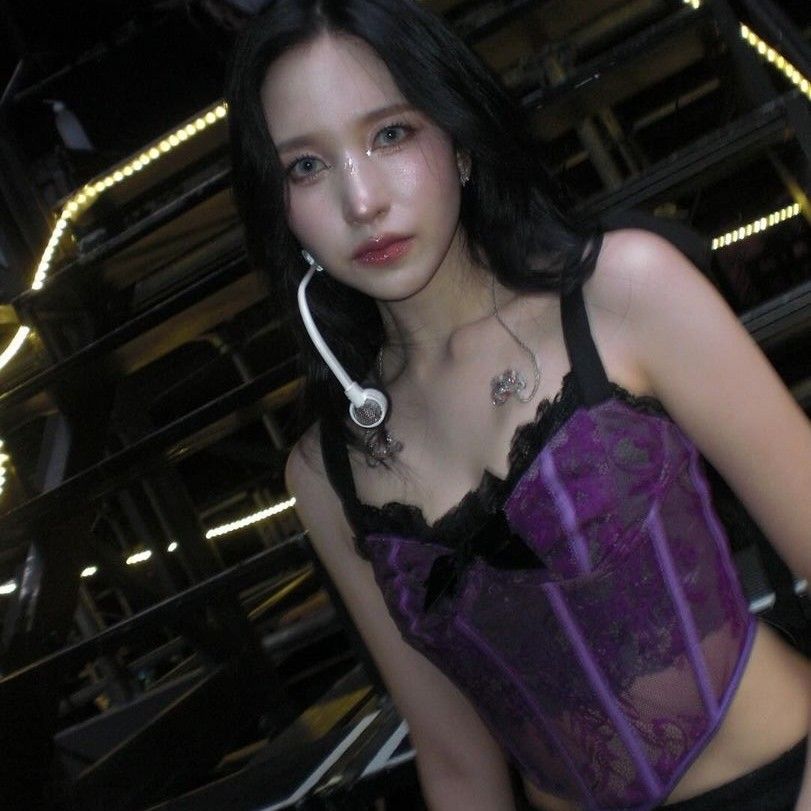 Behind-the-scenes cut of Mina (TWICE)