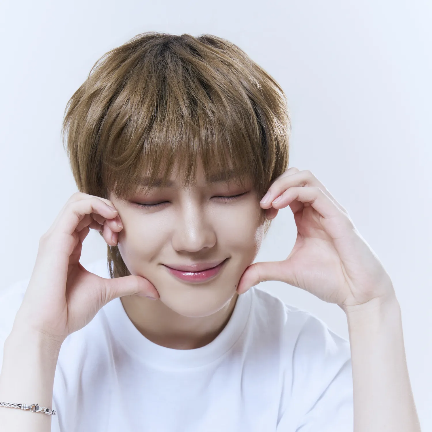 Behind-the-scenes cut of Junhyeok (TNX)