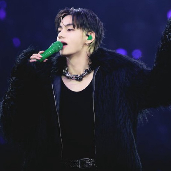 뷔 (방탄소년단)의 최신 사진