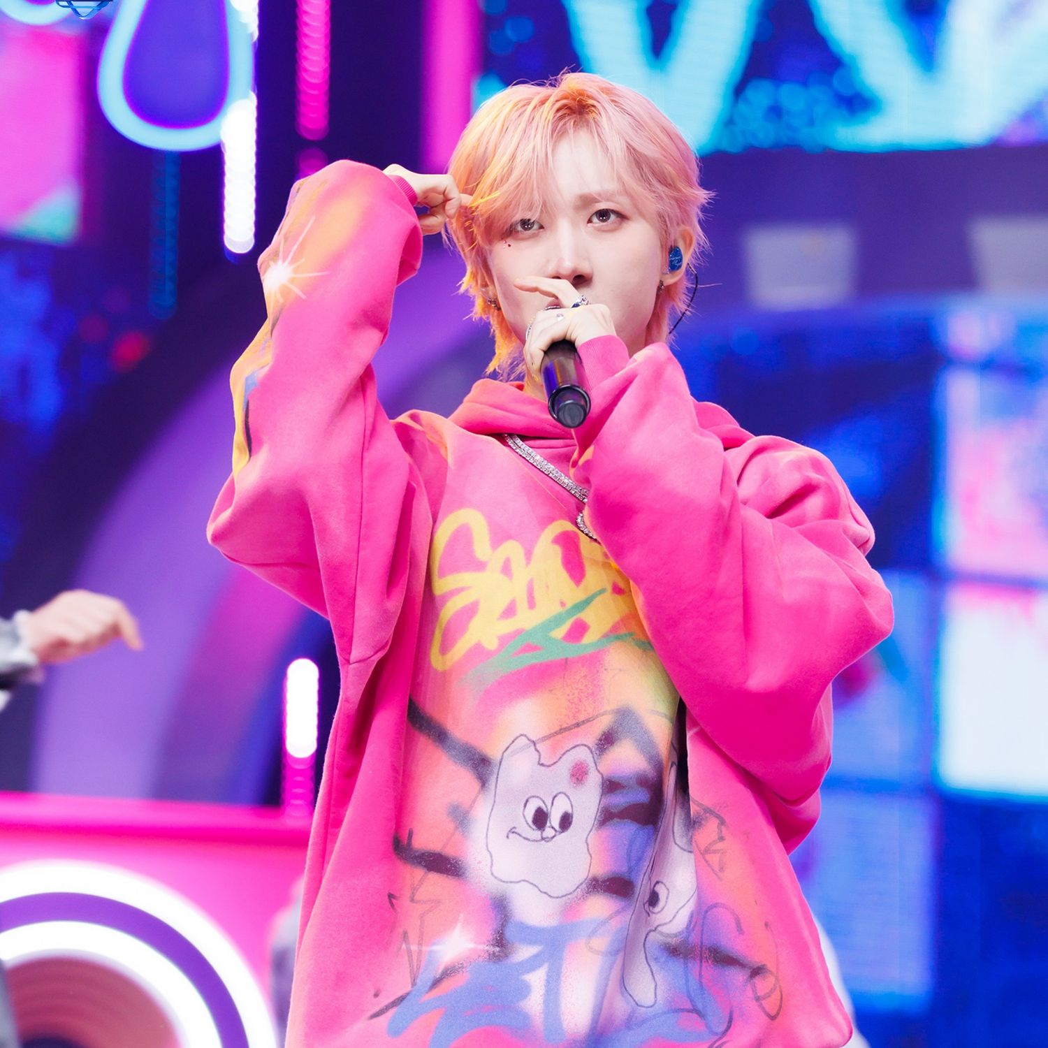 A moment captured by Hui (PENTAGON)'s fan