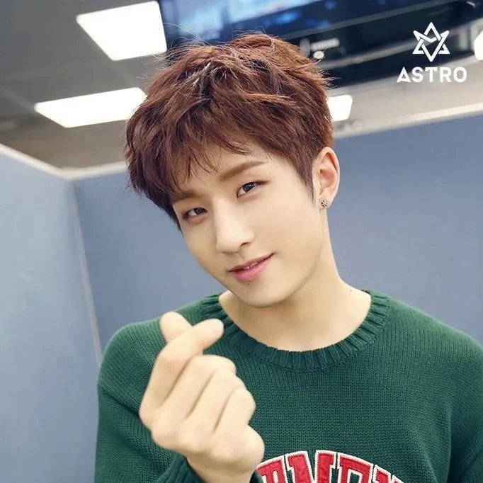 Behind-the-scenes cut of Jinjin (ASTRO)