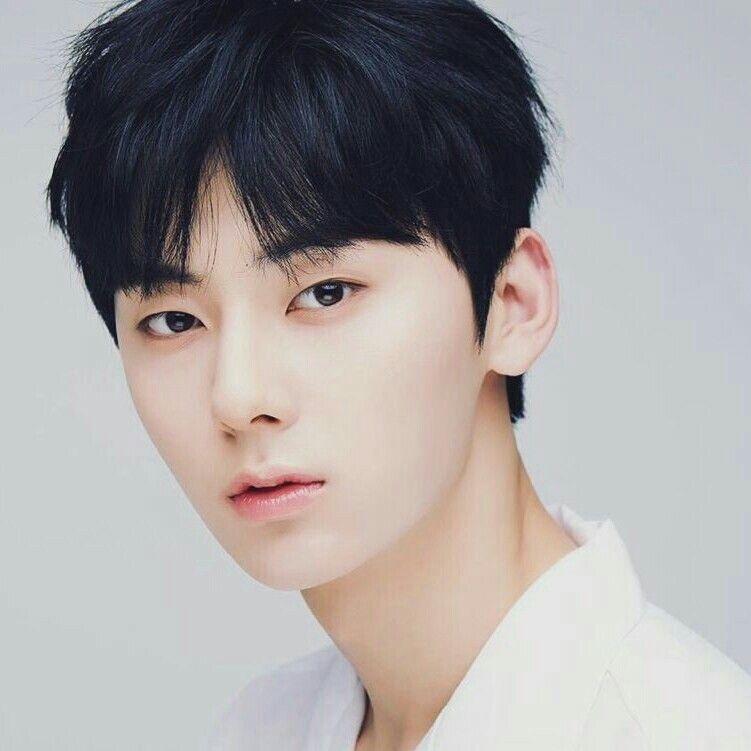 A moment captured by Hwang Minhyun's fan