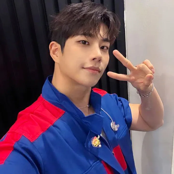 A moment captured by MJ (ASTRO)'s fan