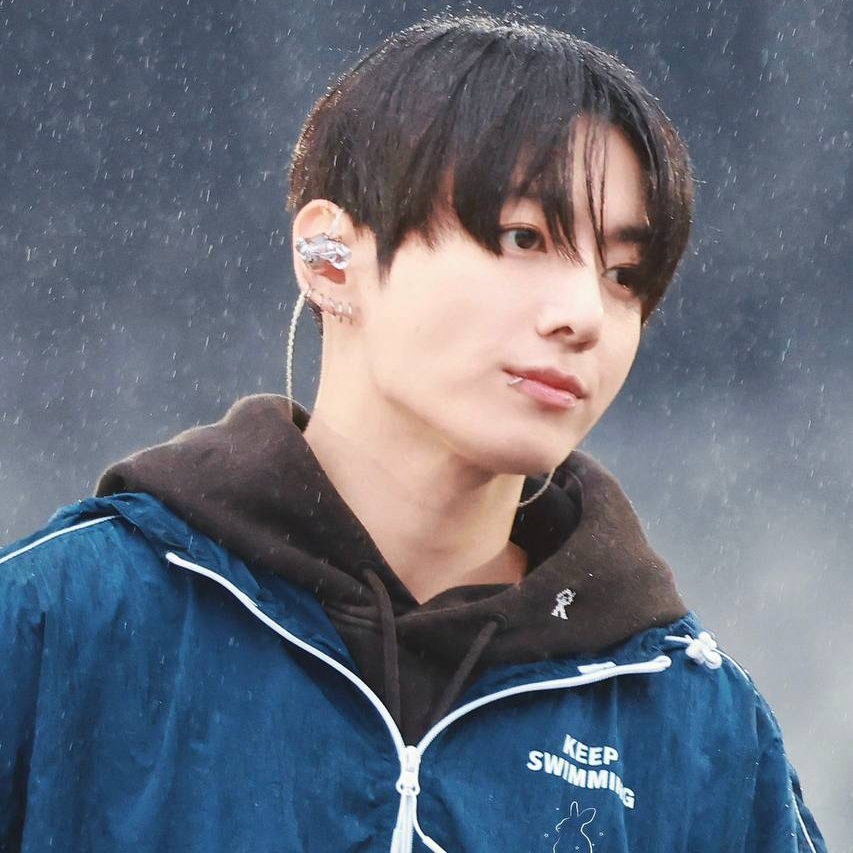 Foto aktivitas terbaru Jungkook (BTS)