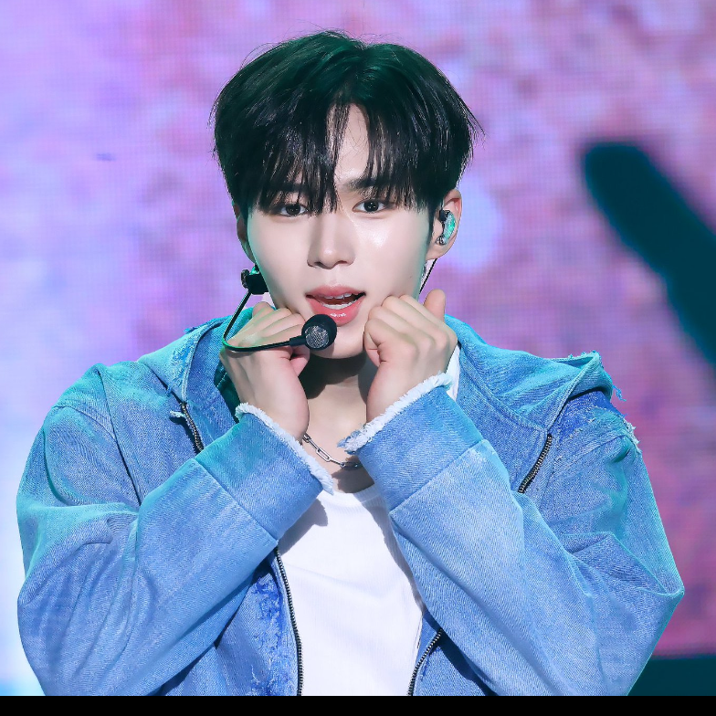 Behind-the-scenes cut of Kim Junseo (ALPHA DRIVE ONE)