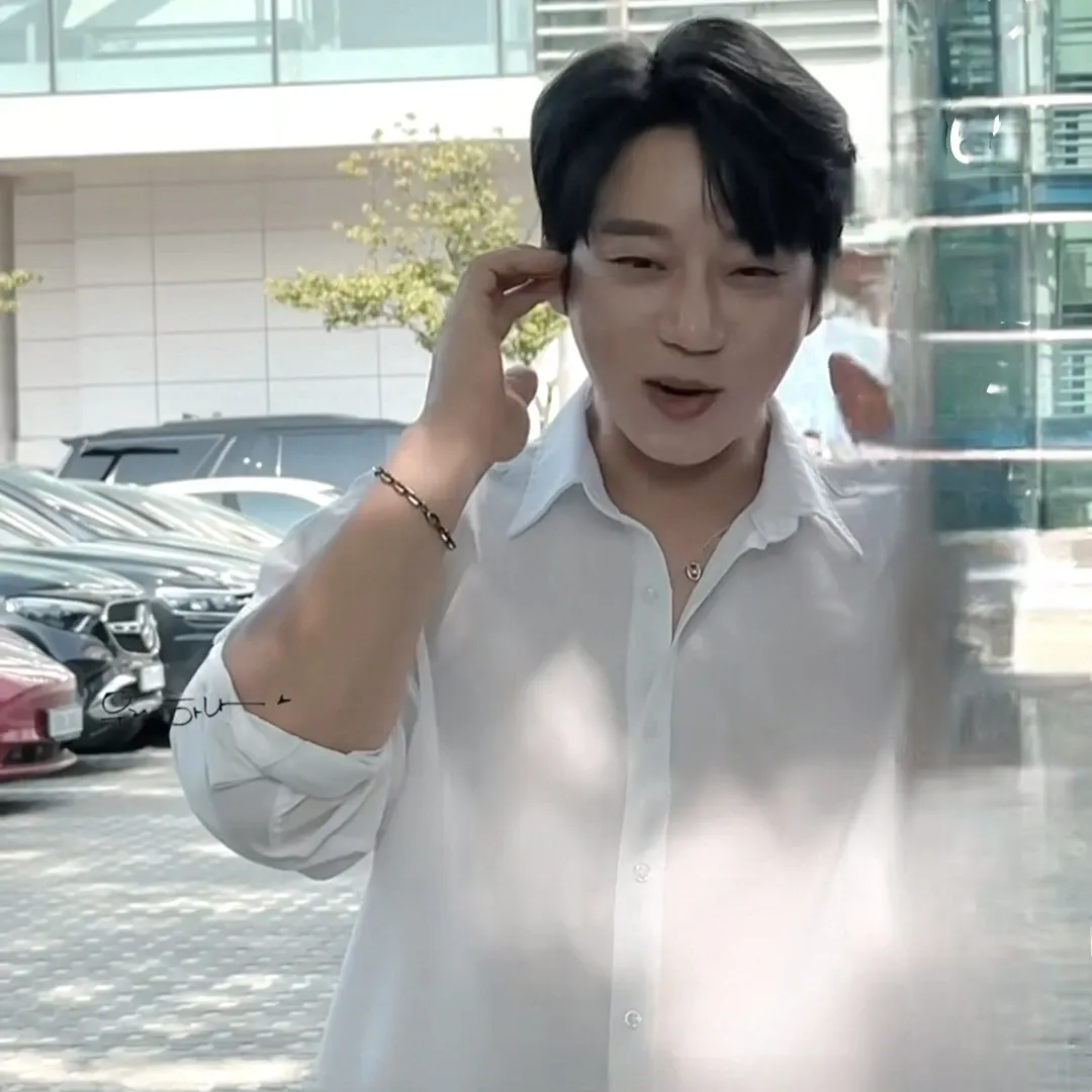 Foto aktivitas terbaru Hwang Chiyeol