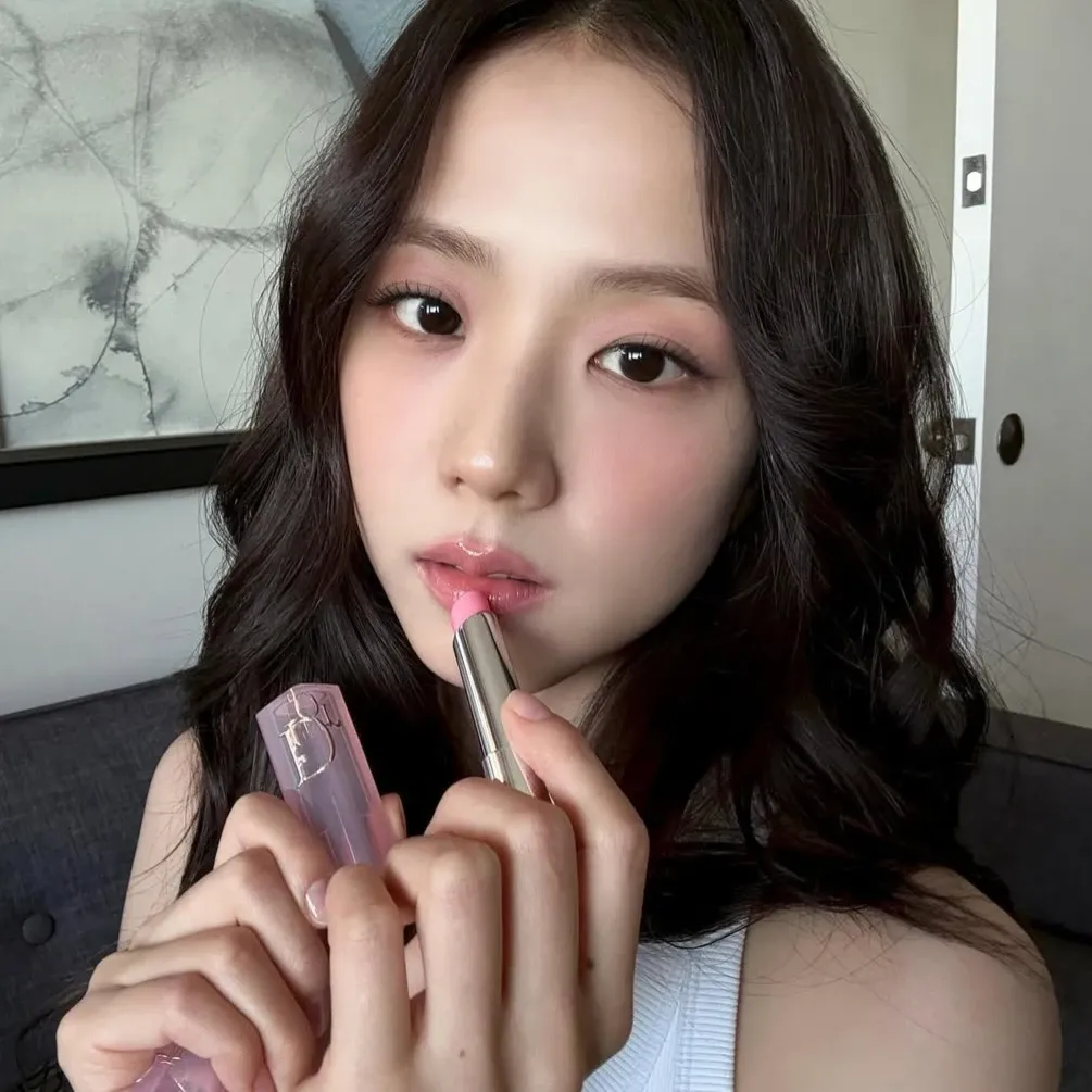 Foto aktivitas terbaru Jisoo (BLACKPINK)