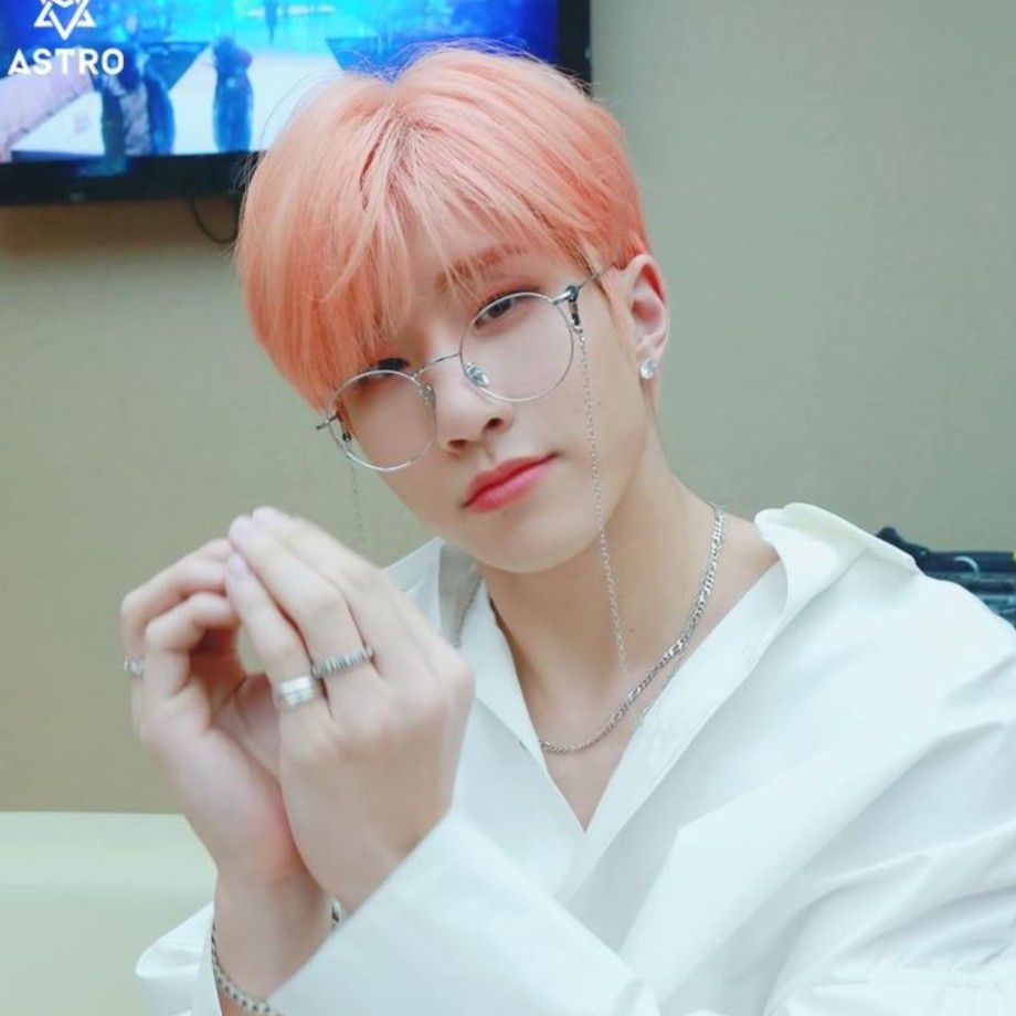 A moment captured by Jinjin (ASTRO)'s fan