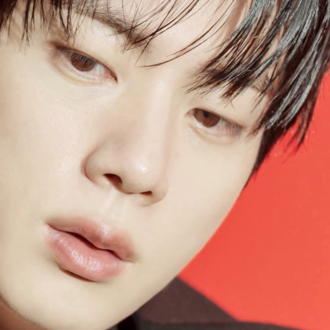 Foto aktivitas terbaru Jin (BTS)