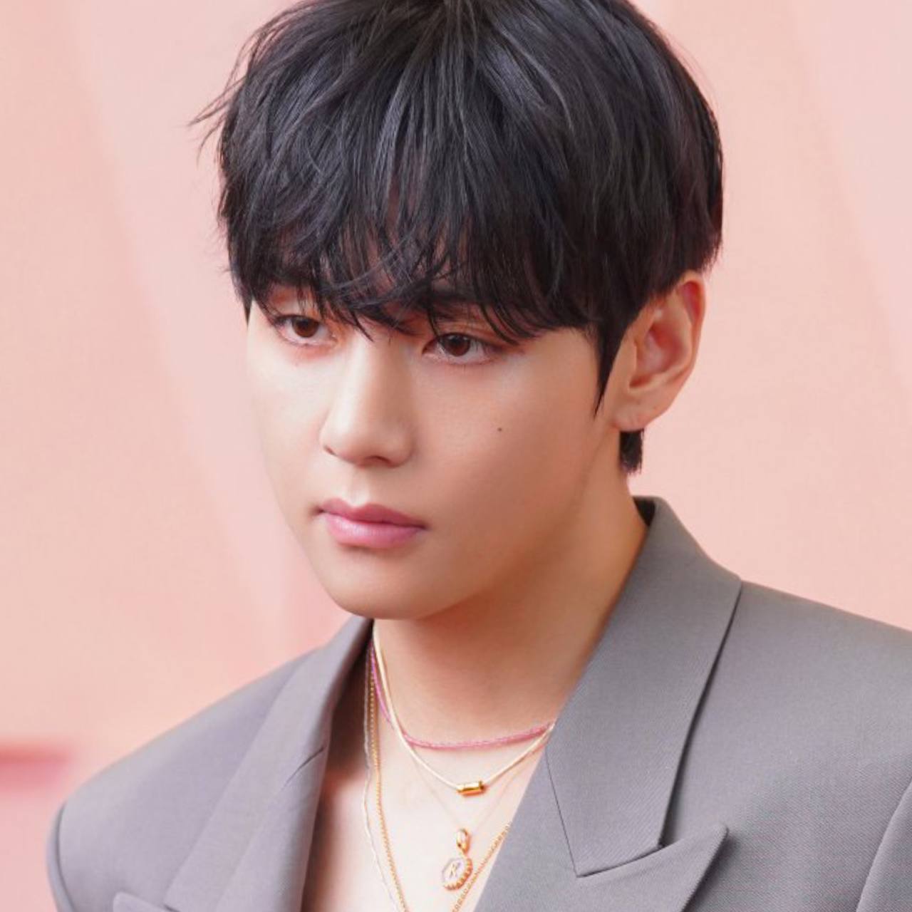 V (防彈少年團)的最新照片