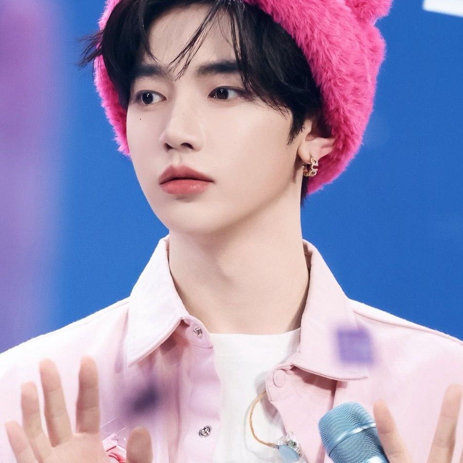 A moment captured by Zhang Hao's fan