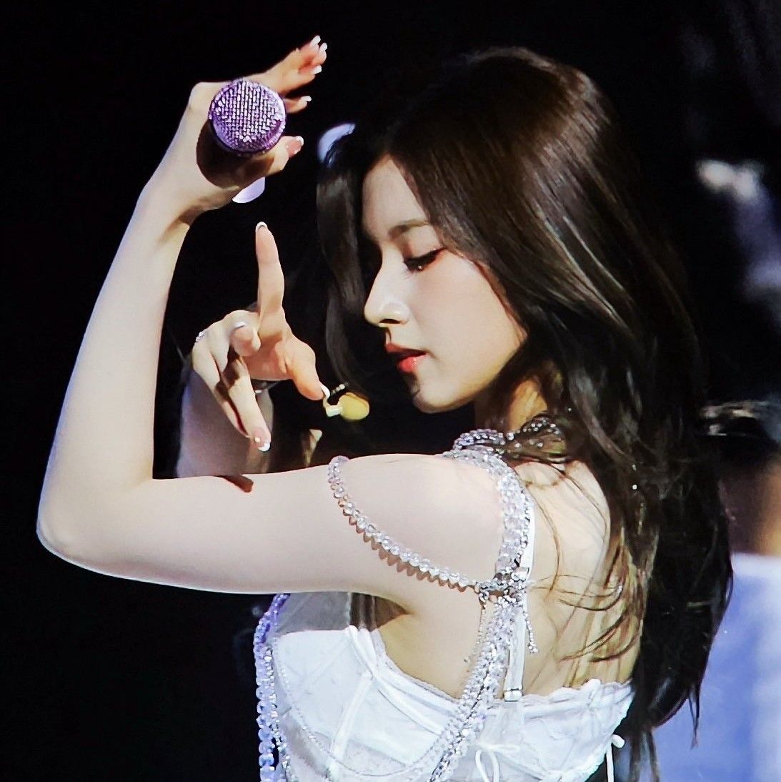 Foto aktivitas terbaru Sana (TWICE)