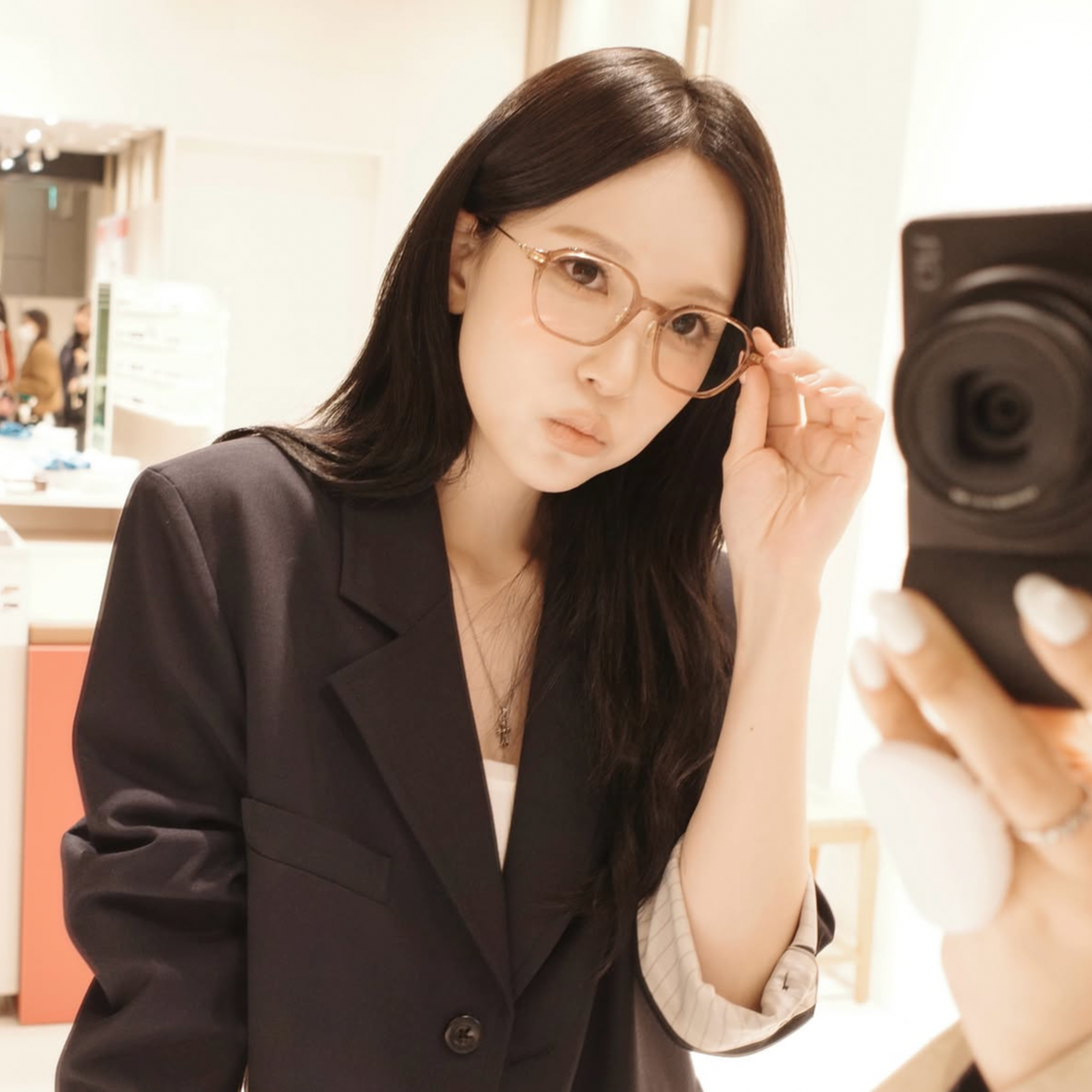 Behind-the-scenes cut of Mina (TWICE)