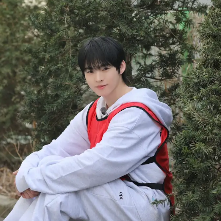 Latest photo of Hyojin (ONF)