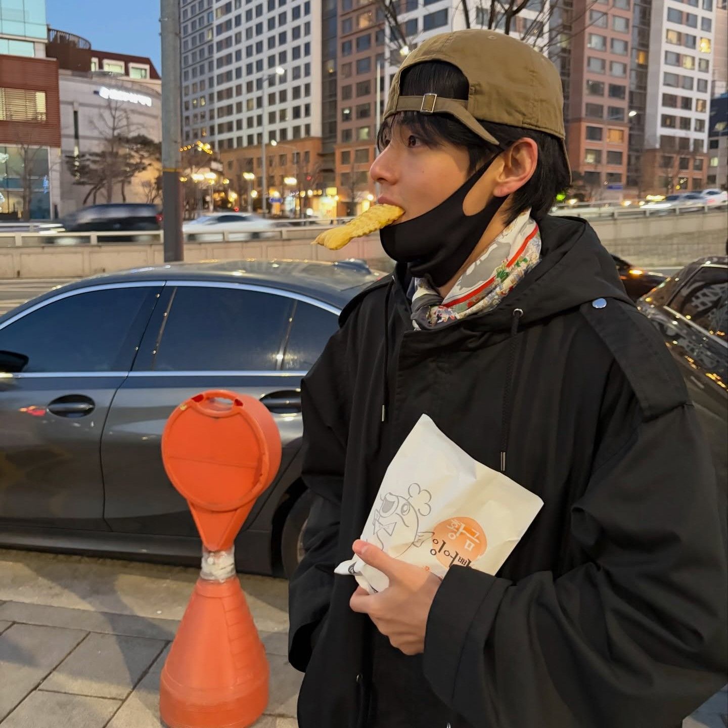 Behind-the-scenes cut of V (BTS)