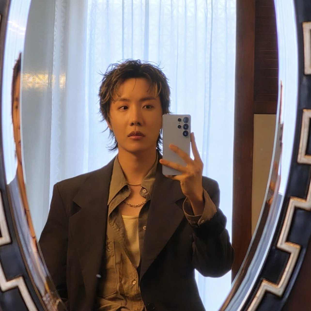 Foto terbaru j-hope (BTS)