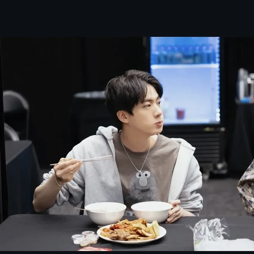 Foto aktivitas terbaru Jin (BTS)