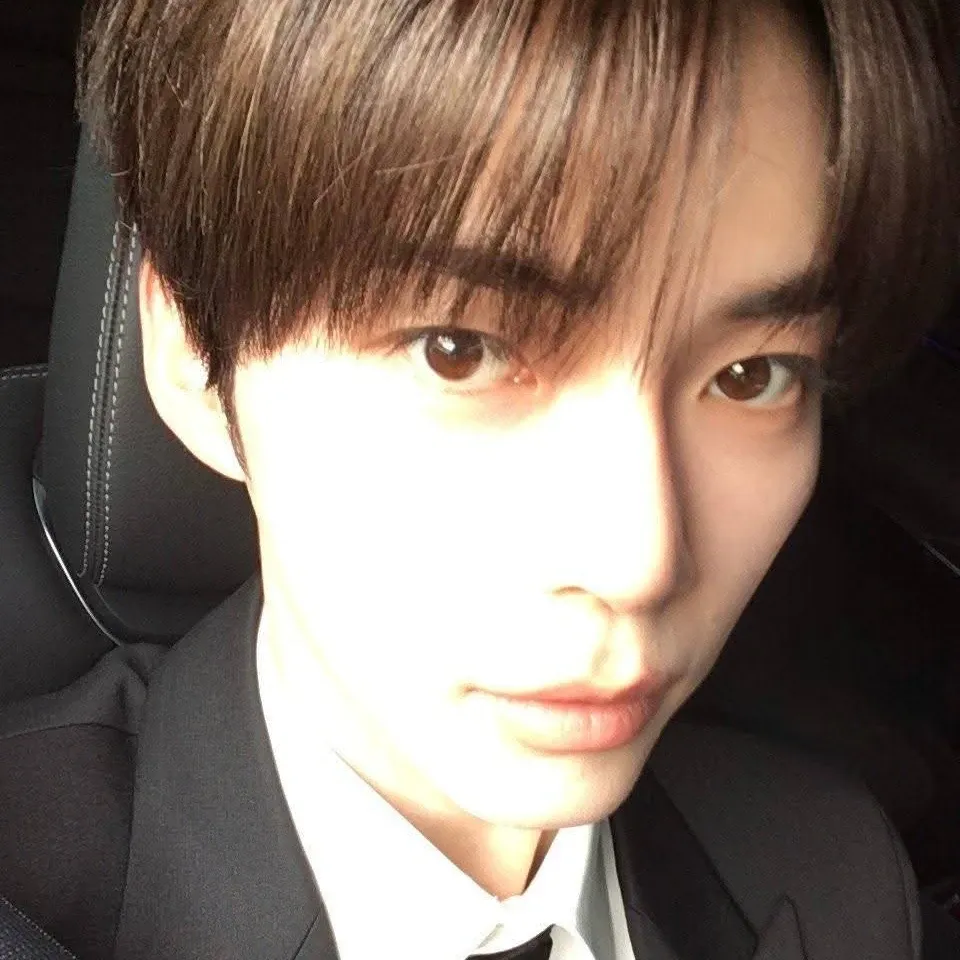 成韩彬 (ZEROBASEONE)的最新照片