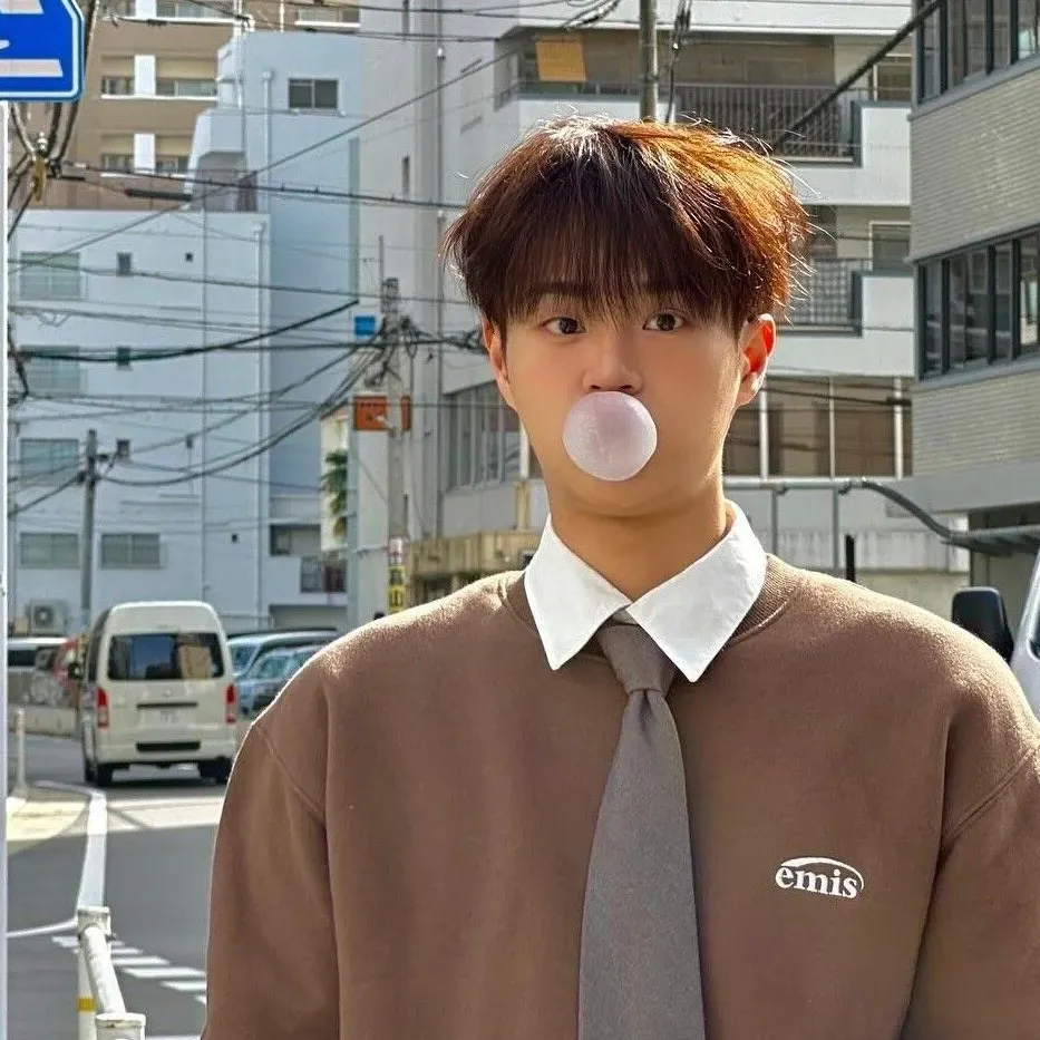 A moment captured by Lee Daehwi (AB6IX)'s fan