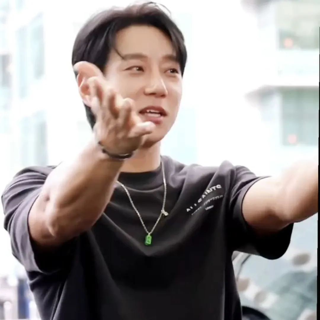 Behind-the-scenes cut of Hwang Chiyeol