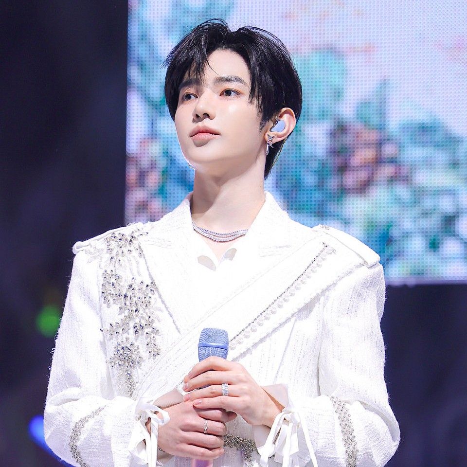 A moment captured by Zhang Hao (ZEROBASEONE)'s fan