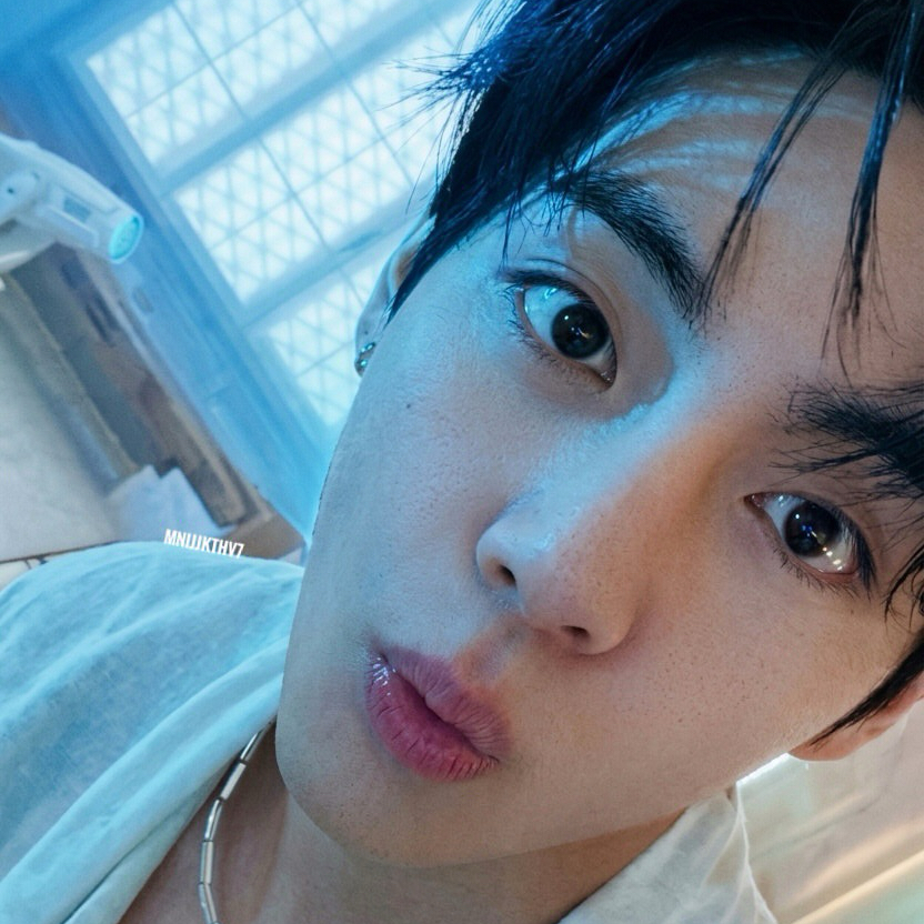 Behind-the-scenes cut of V (BTS)