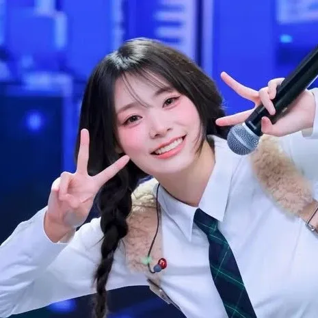 Latest photo of Siyeon (QWER)