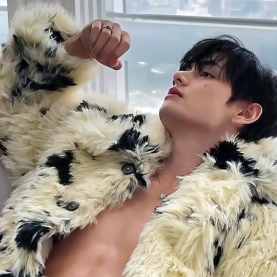 Behind-the-scenes cut of V (BTS)