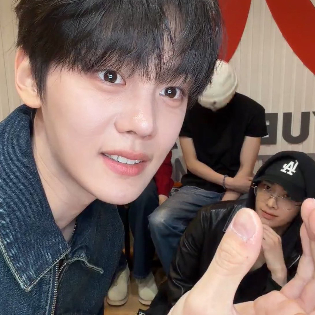 A moment captured by Ricky's fan