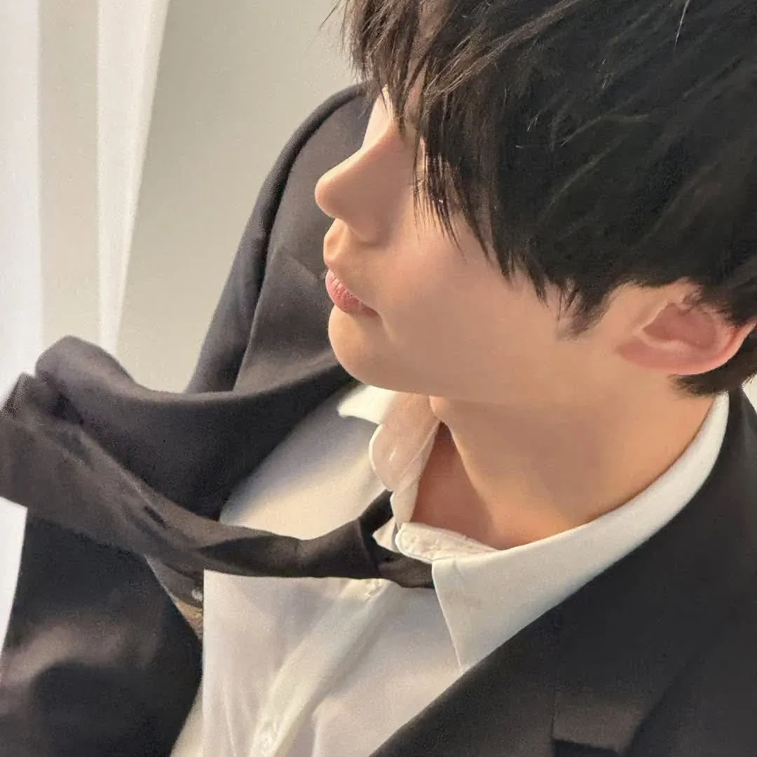 Latest photo of Sung Hanbin (ZEROBASEONE)