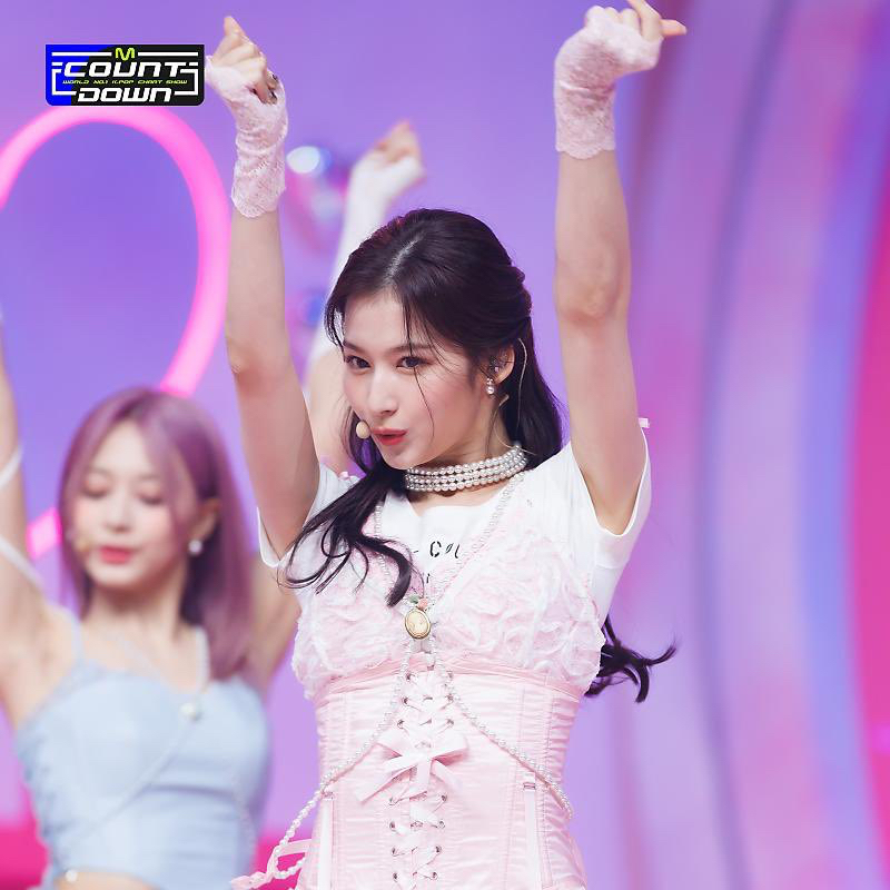 Potret di balik layar Sana (TWICE)